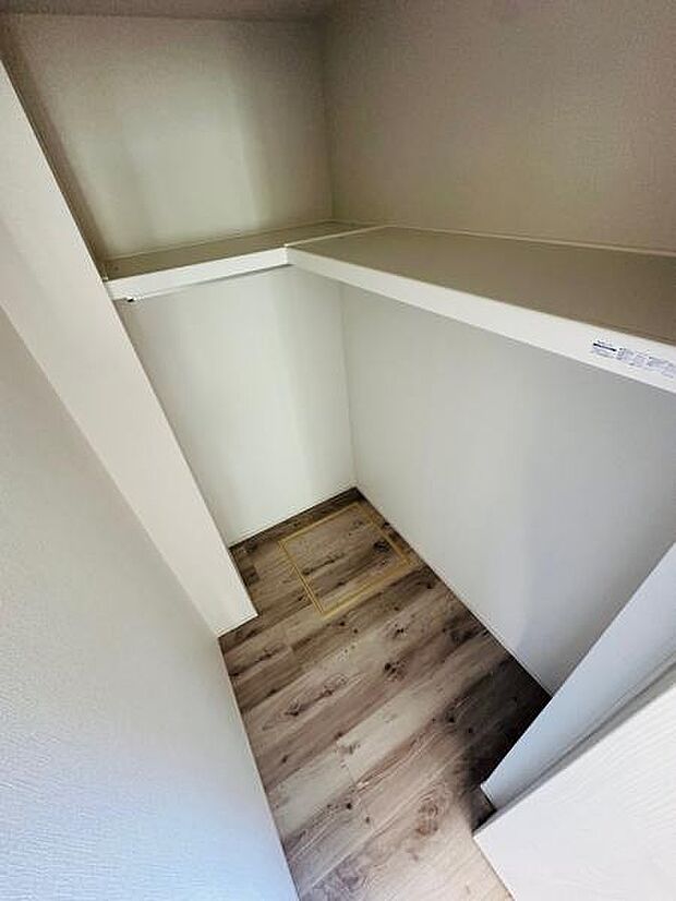 1階洋室にはL字型のウォークインクローゼット。この形、見やすく取り出しやすいおちうベスト仕様。