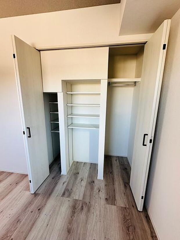 クローゼットの中が既に仕切られていて使い勝手が良さそうな収納空間。