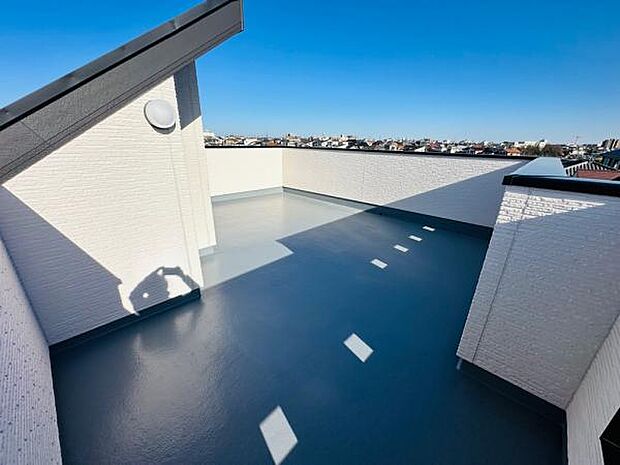 広さに驚きの15.8帖の屋上空間。もう一つの屋外リビングのようですね。