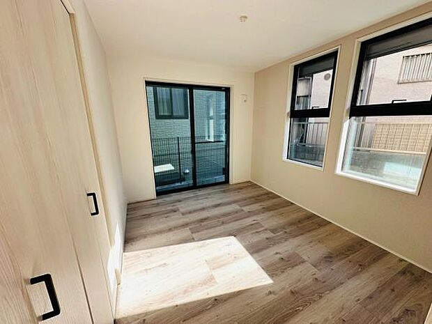 2連に並ぶ窓側は駐車場。そのため陽当りは十分。