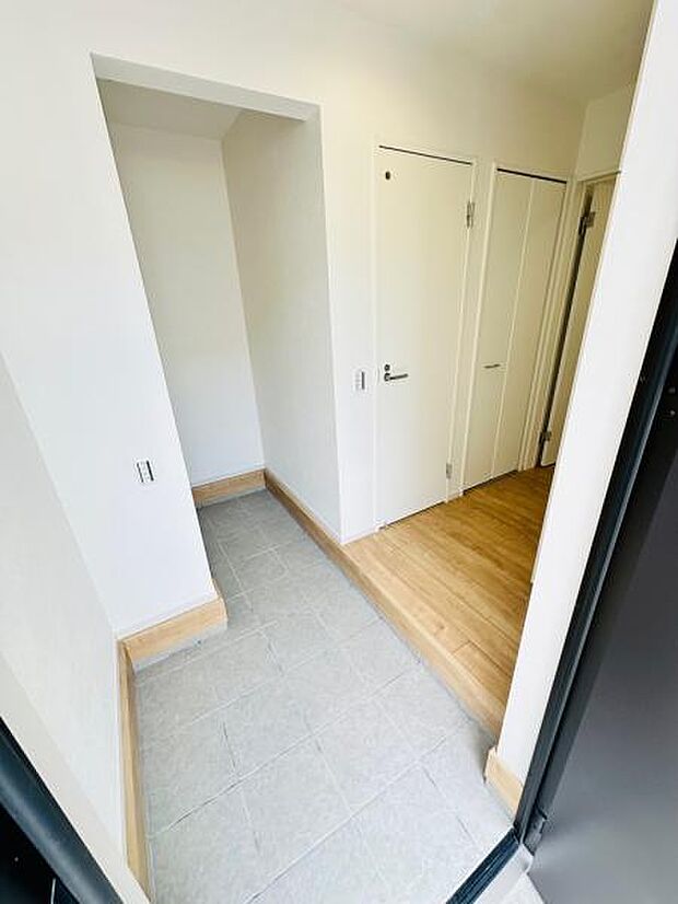 玄関を入ると土間収納があり、靴だけでなく、ベビーカーやアウトドア用品も収納できます。