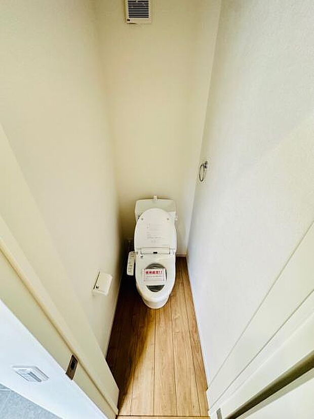 1階のトイレは玄関の近くにあり、お出かけ前の動線も良好です。