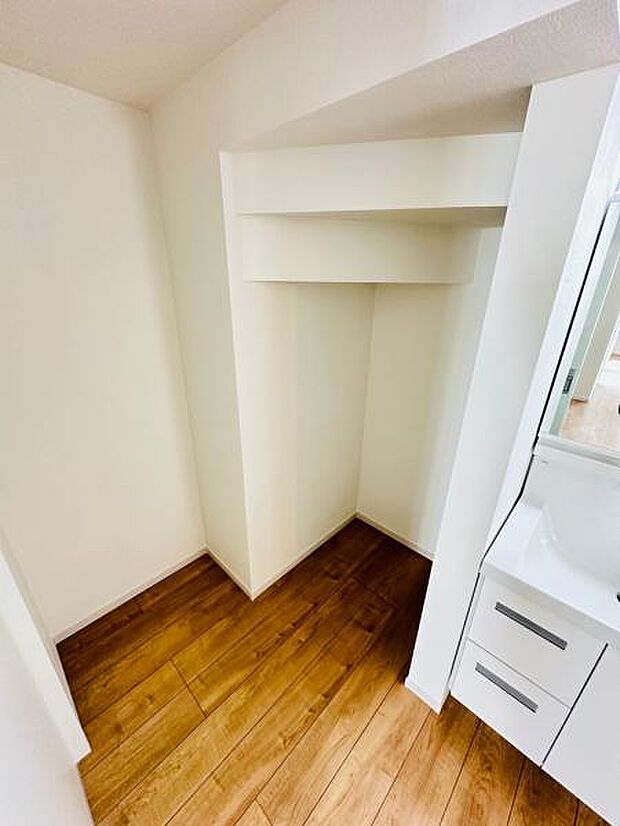 広々とした脱衣スぺ―ス。ラックを置いて洋服をかけたり、収納としてもお使いいただけます。