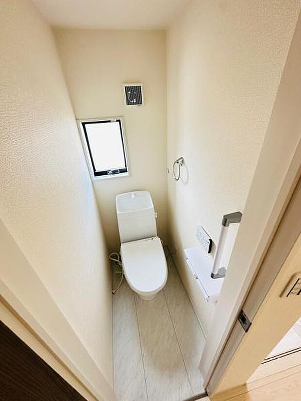 2号棟 トイレの様子です。手すりがついており、立ち座りの補助をしてくれます。