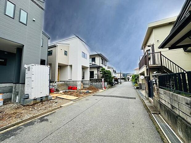 前面道路は5.05m。閑静な住宅地にあり、交通量も少なく安心です。