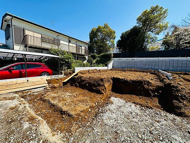 4/3撮影 左側が2号棟。日当たりのよさが感じられます。