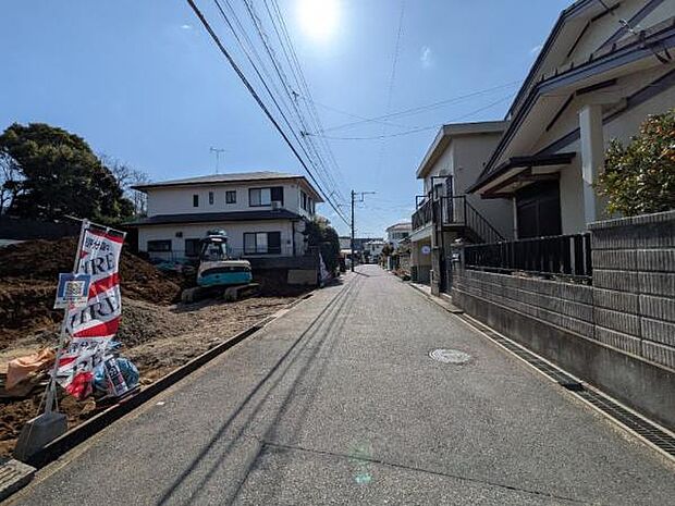 前面道路は5.05m。閑静な住宅地にあり、交通量も少なく安心です。