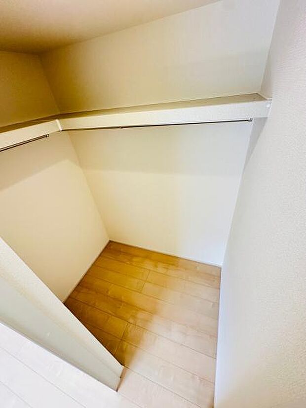 1号棟 主寝室のWICです。夫婦のお洋服の収納もばっちりです。