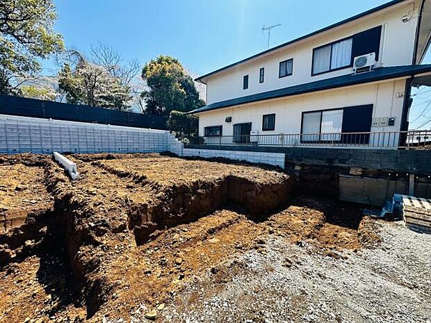 4/3撮影 右側が1号棟。上棟前でも現地の様子をご案内いたしますのでお気軽にお問い合わせください。