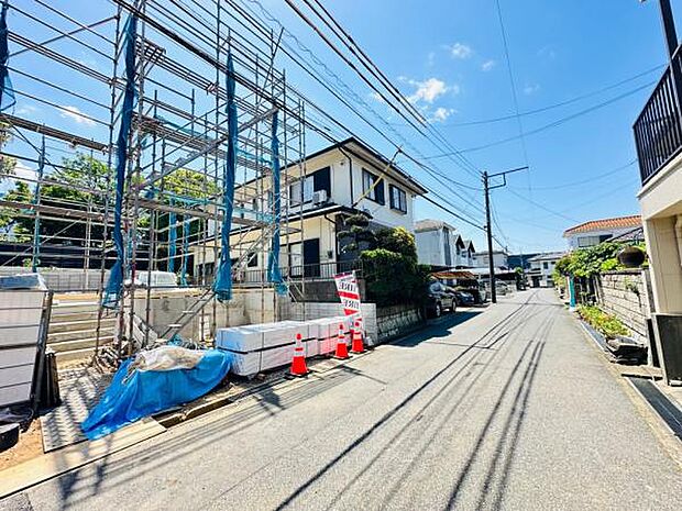 前面道路は5.05m。閑静な住宅地にあり、交通量も少なく安心です。