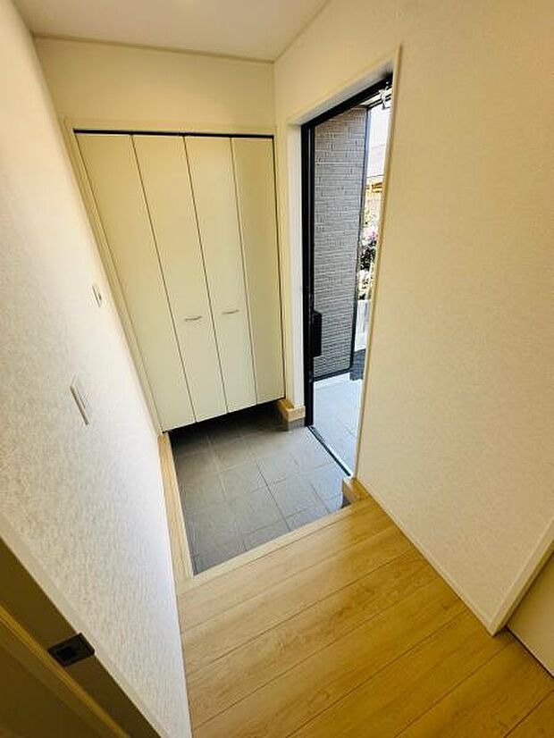 (5号棟) 玄関スペースは十分な広さがあり、複数人の帰宅でも混雑しません。