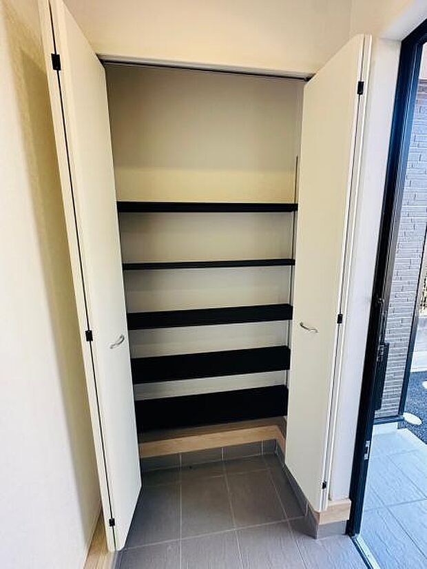 (5号棟) シューズボックスは容量豊富。棚の高さを変えることもできます。