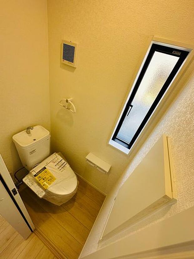 (5号棟) 壁面収納搭載のトイレです。もちろんウォシュレット機能付きです。