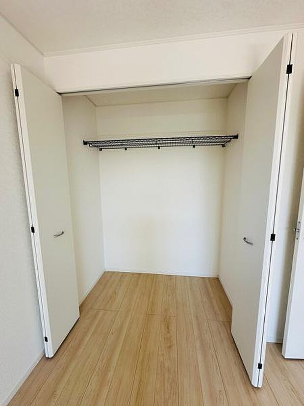 (5号棟) 各居室大きさは異なりますが、クローゼットが完備されております。