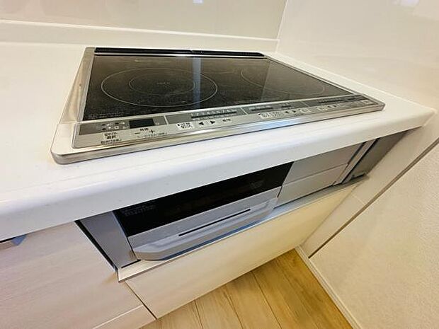 サッと拭くだけでお掃除も簡単なIHコンロです。