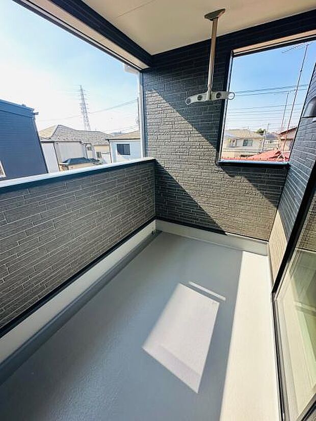 (5号棟) たっぷりワイドなバルコニー。屋根付きで急な雨も安心。