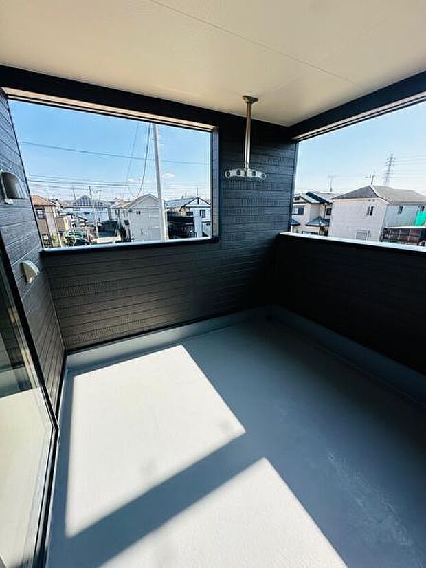 (6号棟) 幅広バルコニーなので洗濯物が一度に重ならずたくさん干せます。