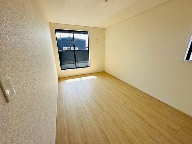 (5号棟) 夫婦の寝室としても十分な広さのある、7.5帖の洋室です。