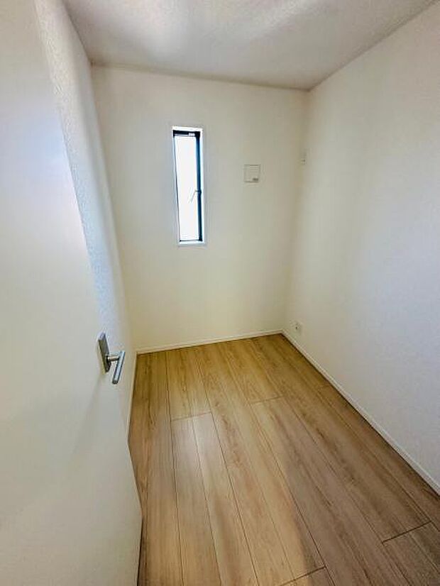 (5号棟) 2階のテレワークルームです。収納としてももちろん、ちょっとした書斎にもお使いいただけます。