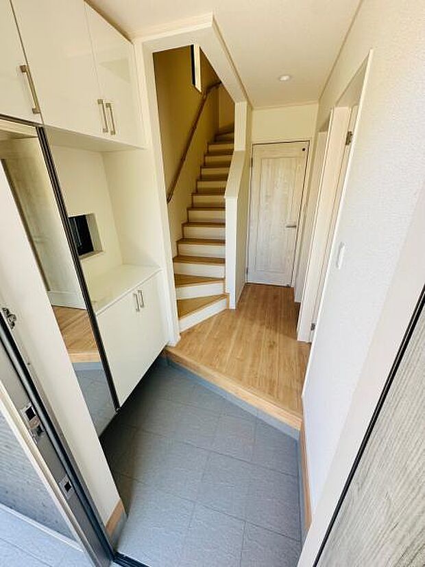 玄関スペースは十分な広さがあり、複数人の帰宅でも混雑しません。