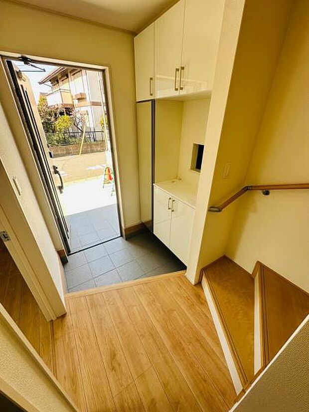 逆コの字型のシューズボックスは容量豊富。棚の高さを変えることもできます。