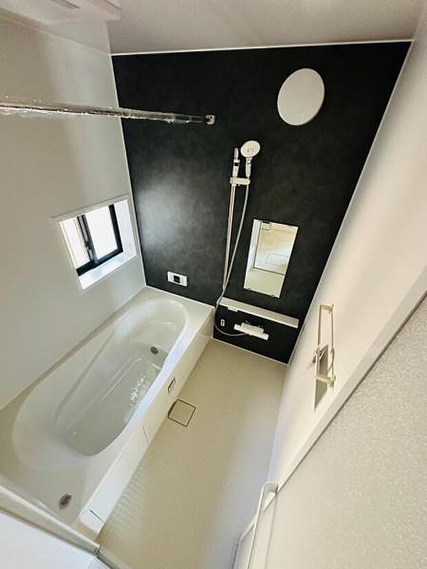 半身浴も楽しめる浴室です。浴室乾燥暖房機も付いています。