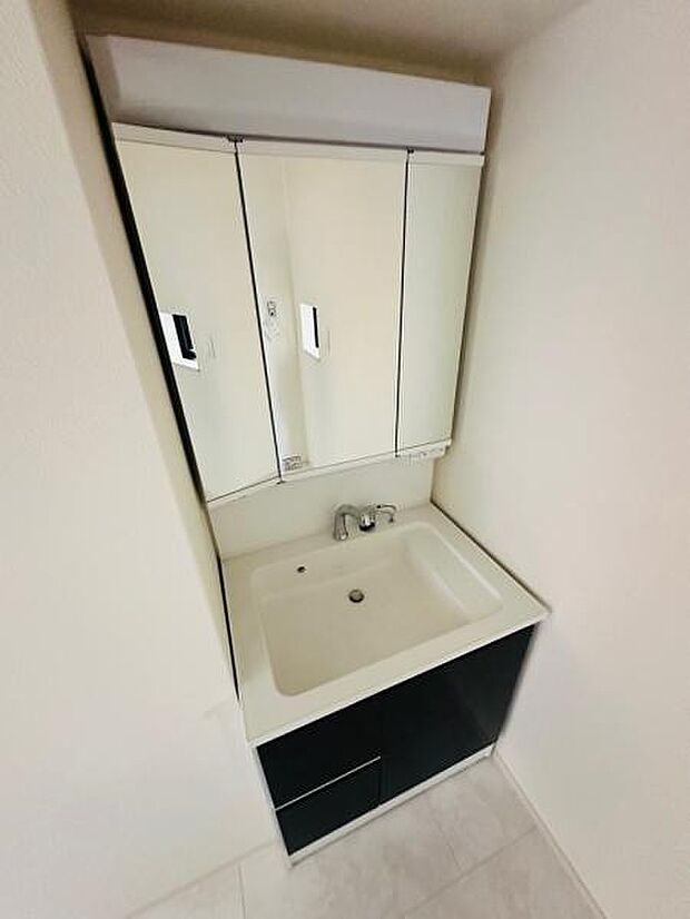 人気の三面鏡タイプの洗面台です。鏡の裏にも棚があるので収納豊富です。