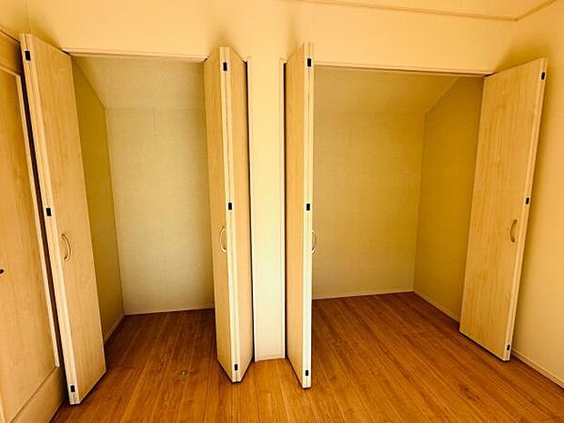 各居室大きさは異なりますが、クローゼットが完備されております。