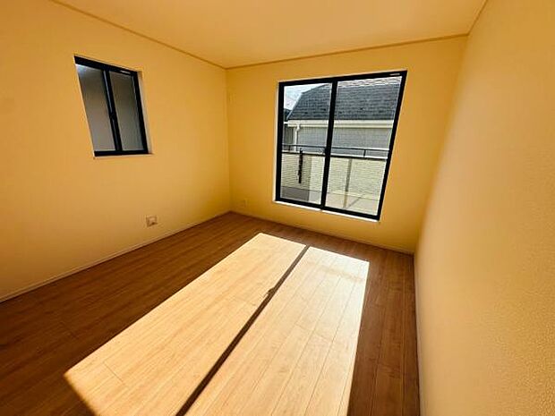 主寝室である7.0帖の洋室です。大きめのベッドでも十分入る広さです。