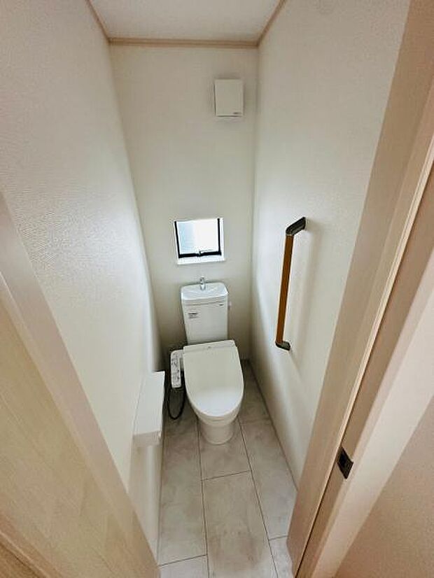B号棟 1階と3階にあるトイレはもちろんウォシュレット機能付き。