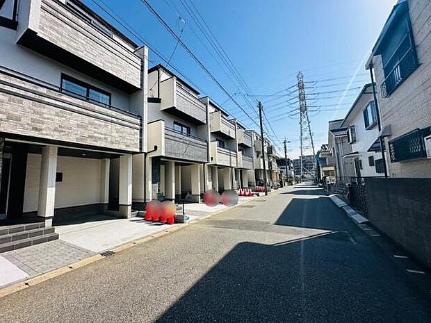 前面道路は静かで、お車の駐車もしやすく安心です。