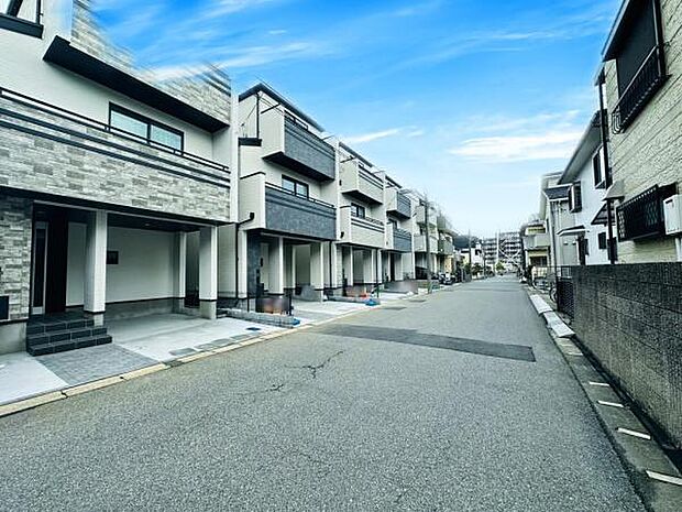 前面道路は静かで、お車の駐車もしやすく安心です。