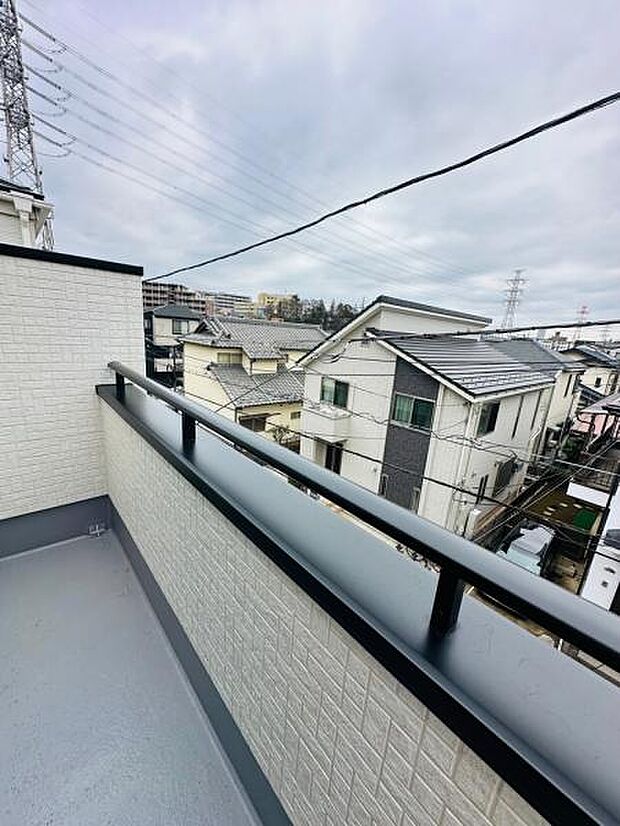 D号棟 バルコニーは遮るものも無く、日当たり良好です。