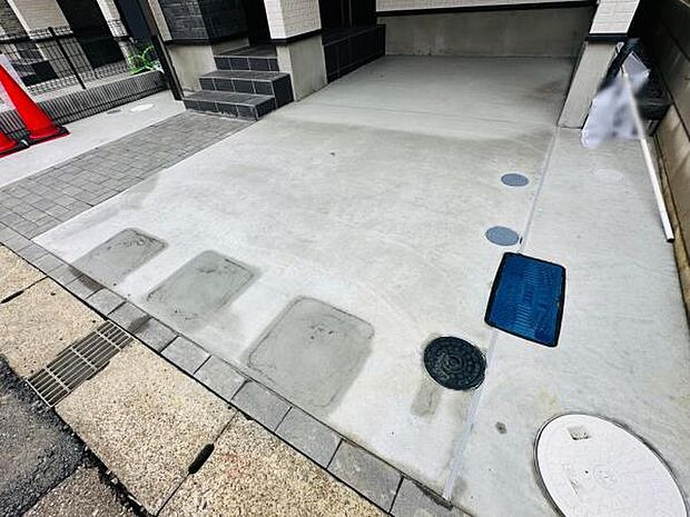 D号棟 一部ビルトインタイプの車庫で、雨の日の荷物の出し入れも濡れにくくなっています。