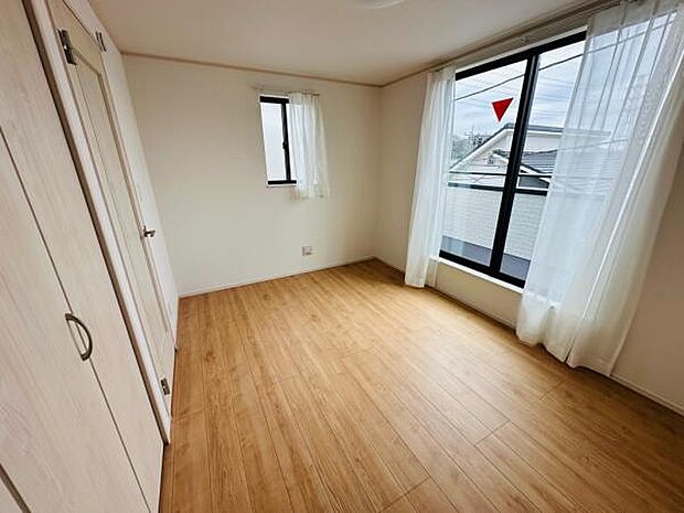 D号棟 6帖の洋室です。ベランダに出入りできる明るいお部屋です。