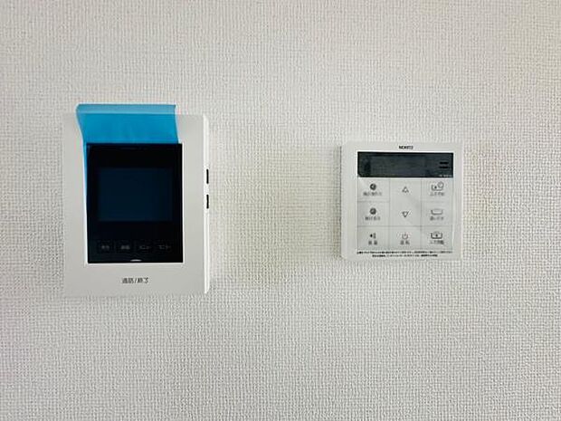 通話や録画も簡単なTVモニター付きインターフォンがあるので安心です。ワンタッチでお湯張りもできるパネルもございます。