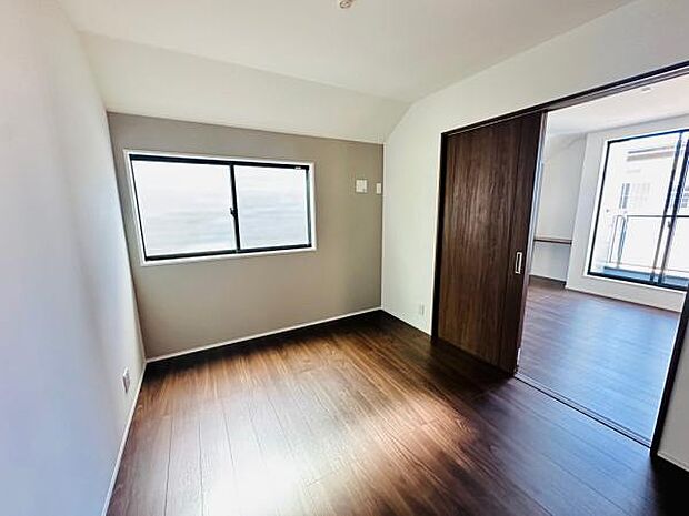 引き戸で部屋が簡単に仕切れる洋室です。家族によって自在に使い分けられるので便利です。