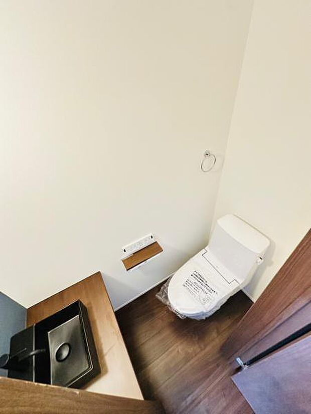お手洗いまでこだわった空間。手洗い器が別であるので、洗いやすい仕様が嬉しいですね。
