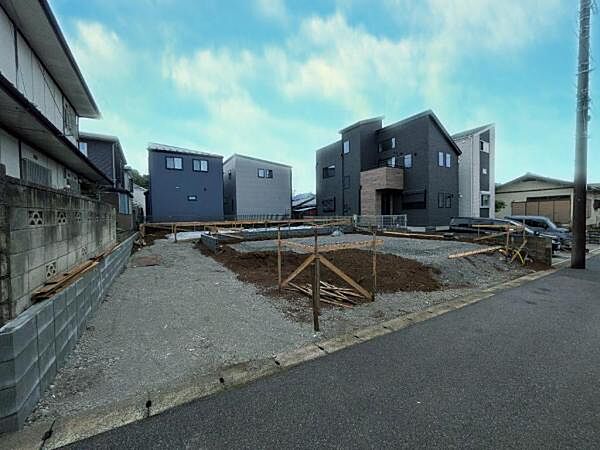 2/26撮影 閑静な住宅街に誕生する全2棟です。綺麗な区画ですね。