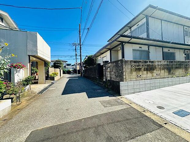 コンビニ徒歩1分の好立地。近くに遊具の充実した公園があるので、住環境も良好です。