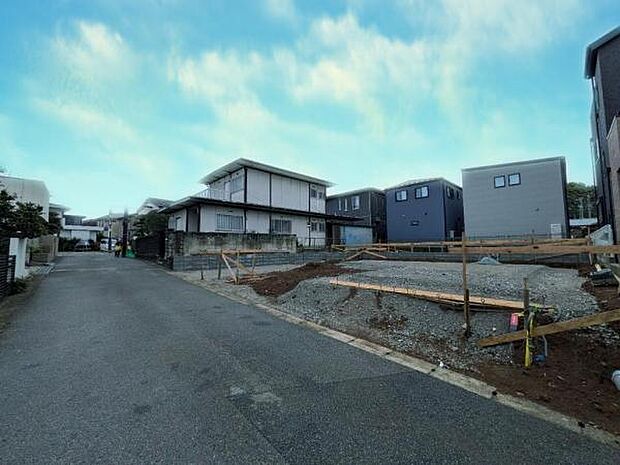 コンビニ徒歩1分の好立地。近くに遊具の充実した公園があるので、住環境も良好です。