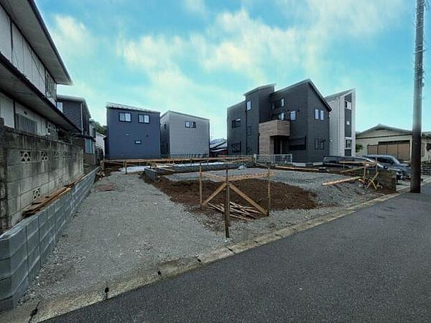 2/26撮影 閑静な住宅街に誕生する全2棟です。綺麗な区画ですね。