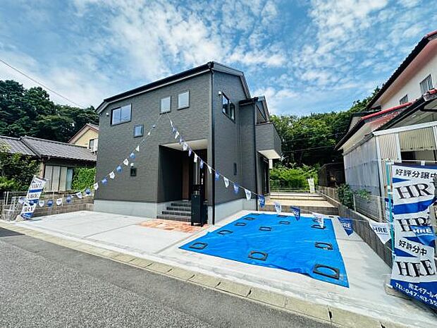 (1号棟) ついに完成となりました♪シックなダークカラーの外観です。