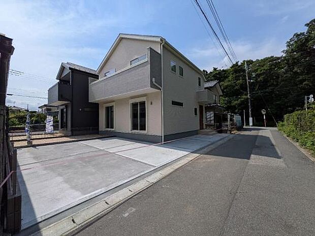 閑静な住宅地にあり、交通量も少なく安心の前面道路です。