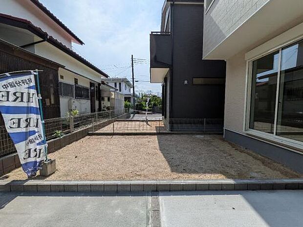 （2号棟） ちょっとした遊び場や、ガーデニングも楽しめるお庭です。