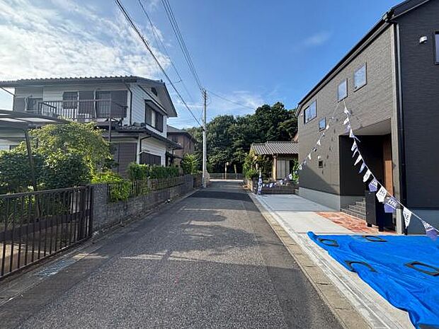 閑静な住宅地にあり、交通量も少なく安心の前面道路です。