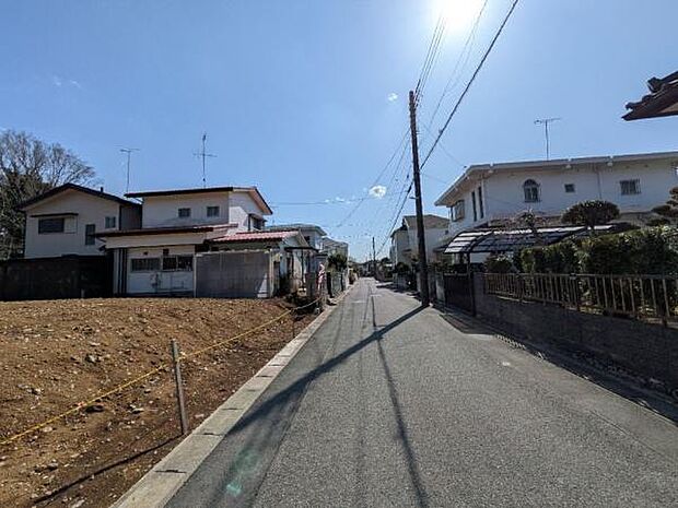 閑静な住宅地にあり、交通量も少なく安心の前面道路です。