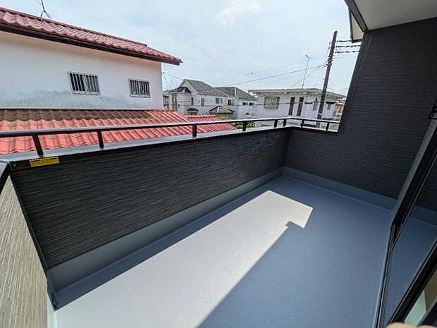 (1号棟) 広々としたバルコニーは、お洗濯ものを干すときも干しやすくなっています。