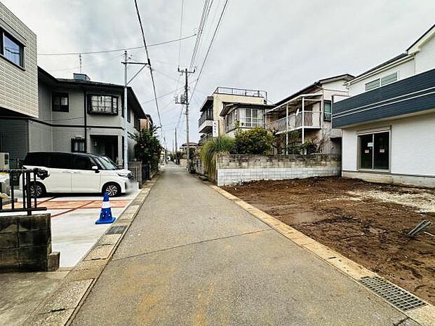 前面道路は3.9m。閑静な住宅街にあり、交通量も少なく安心です。