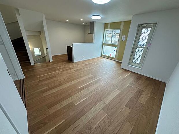 2階17.5帖リビングで、プライバシーを守る空間に♪床暖房が付いていて、冬でもあったか空間が実現。